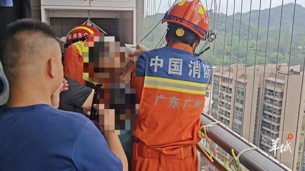 股票配资十大平台 广州增城3岁男童被困24楼阳台外, 消防员破拆防护网成功救援